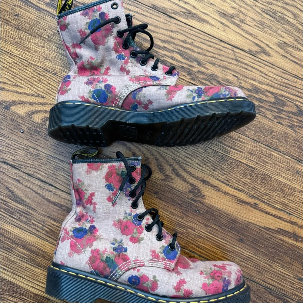 Dr. Martens Taupe Vintage Bouquet Castel (LIKE NEW) FIRM PRICE. Awesome boots! - Picture 5 of 16